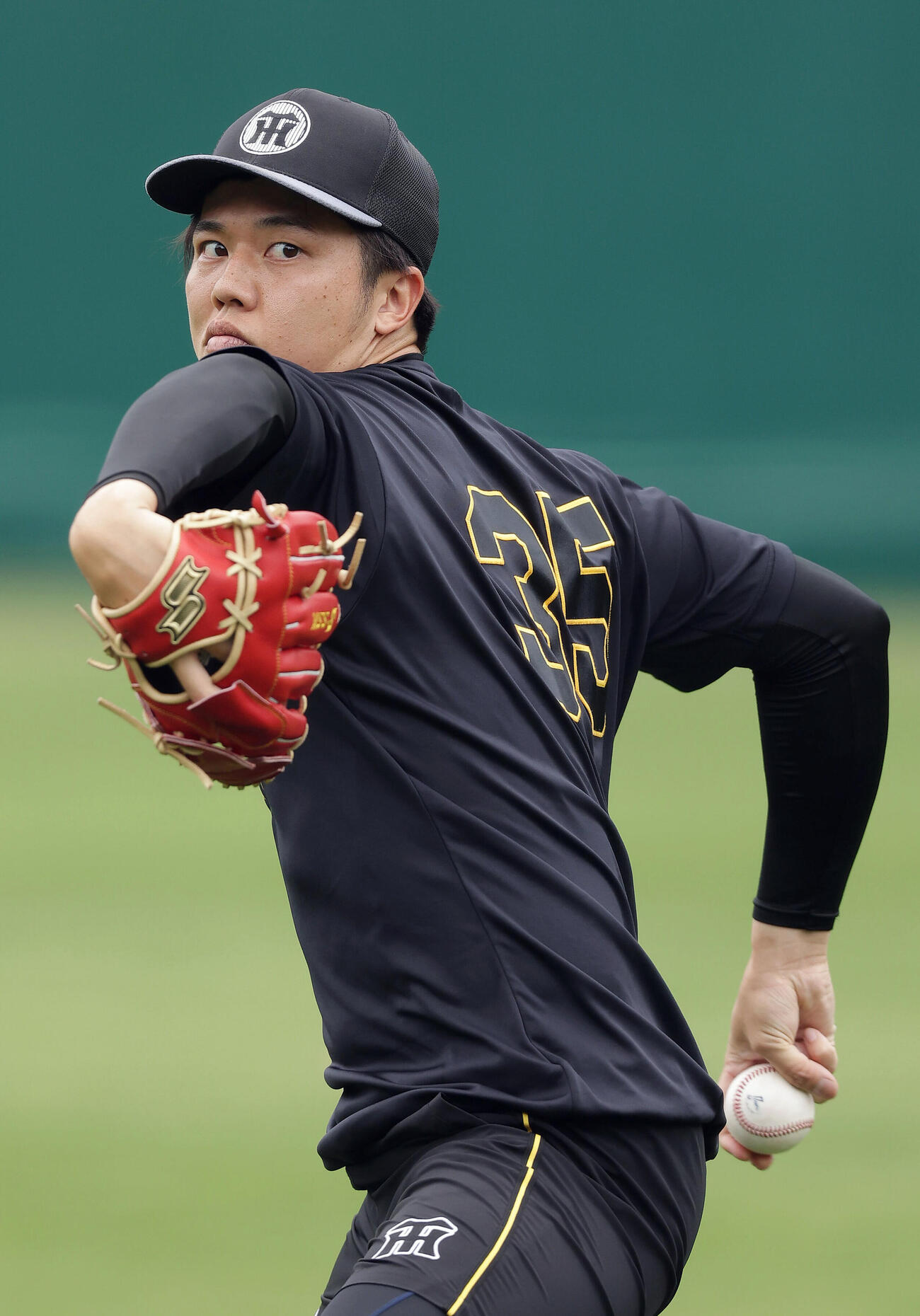 キャッチボールで調整する阪神才木浩人（撮影・前田充）