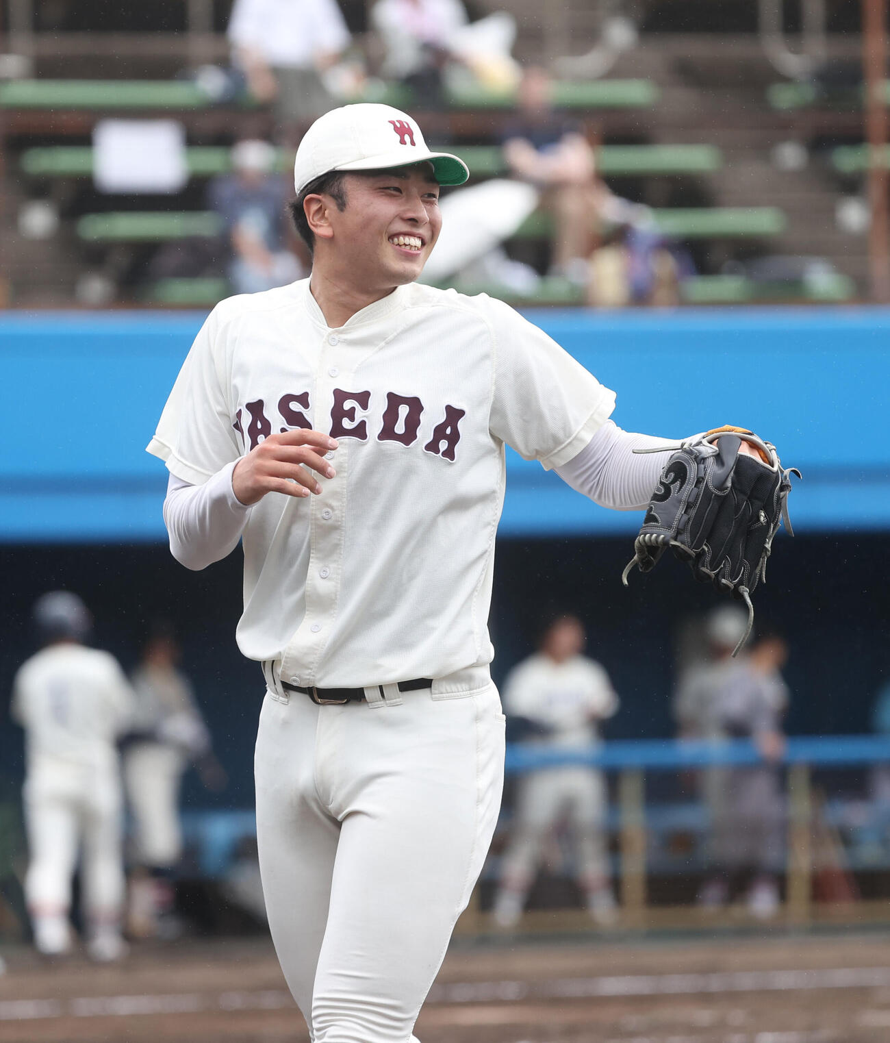 5回から登板したA組の早大・高橋煌稀は2回を抑え笑顔を見せる（撮影・柴田隆二）