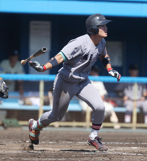 7回表A組2死満塁、慶大・今津慶介は2点適時打を放つ(撮影・柴田隆二)