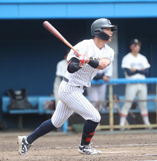 6回表B組2死、東日本国際大・黒田義信は本塁打を放つ(撮影・柴田隆二)