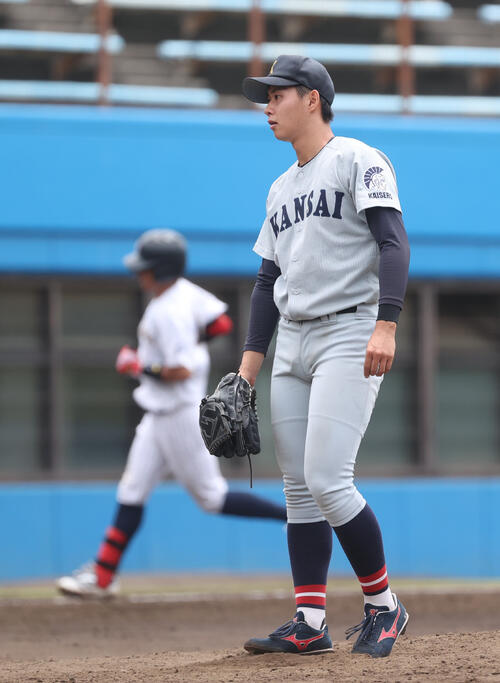 6回表B組2死、東日本国際大・黒田義信に本塁打を浴びた関大・米沢友翔(撮影・柴田隆二)