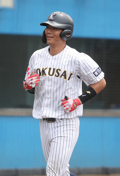 6回表B組2死、東日本国際大・黒田義信は本塁打を放ち生還する(撮影・柴田隆二)