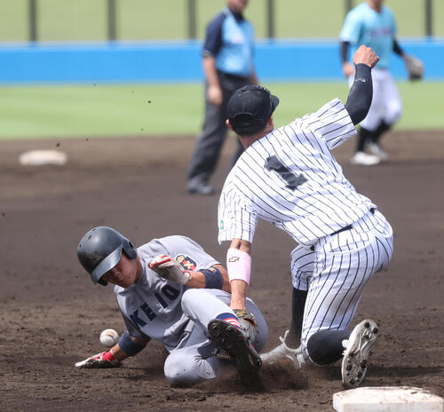 3回表A組2死一塁、神奈川大・神田剛志の右前安打で一塁走者の慶大・今津慶介(左)が三塁を陥れる、相手のエラーで生還する(撮影・柴田隆二)