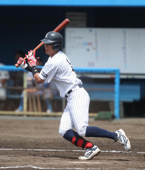 3回表A組2死二塁、東日本国際大・黒田義信は適時打を放つ(撮影・柴田隆二)