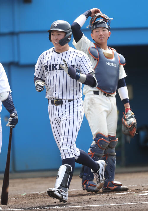 1回表A組無死、立大・小林隼翔は本塁打を放ち生還する(撮影・柴田隆二)