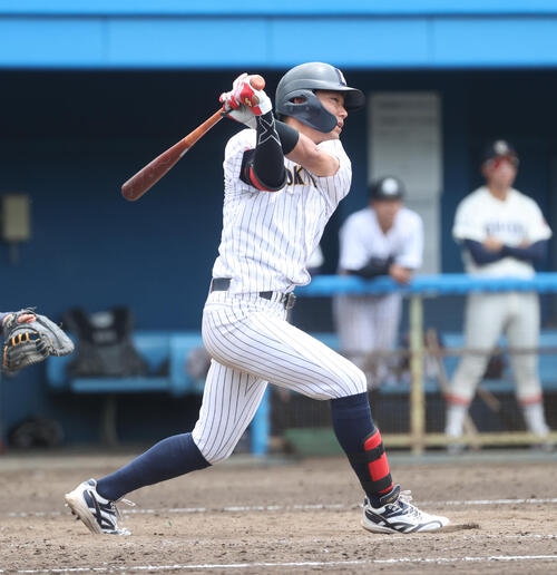 6回表B組2死、東日本国際大・黒田義信は本塁打を放つ(撮影・柴田隆二)