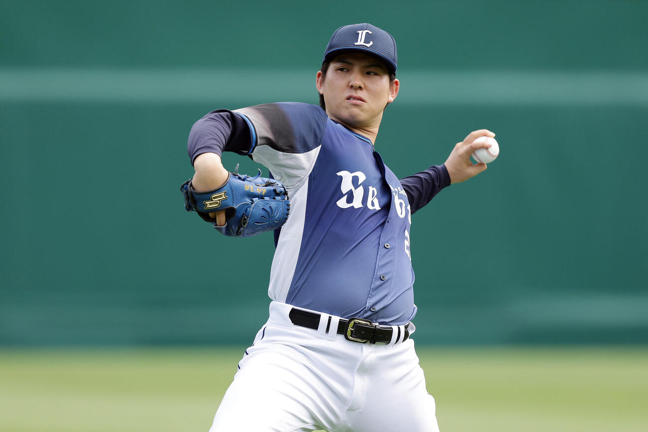 キャッチボールで調整する西武武内夏暉（撮影・前田充）