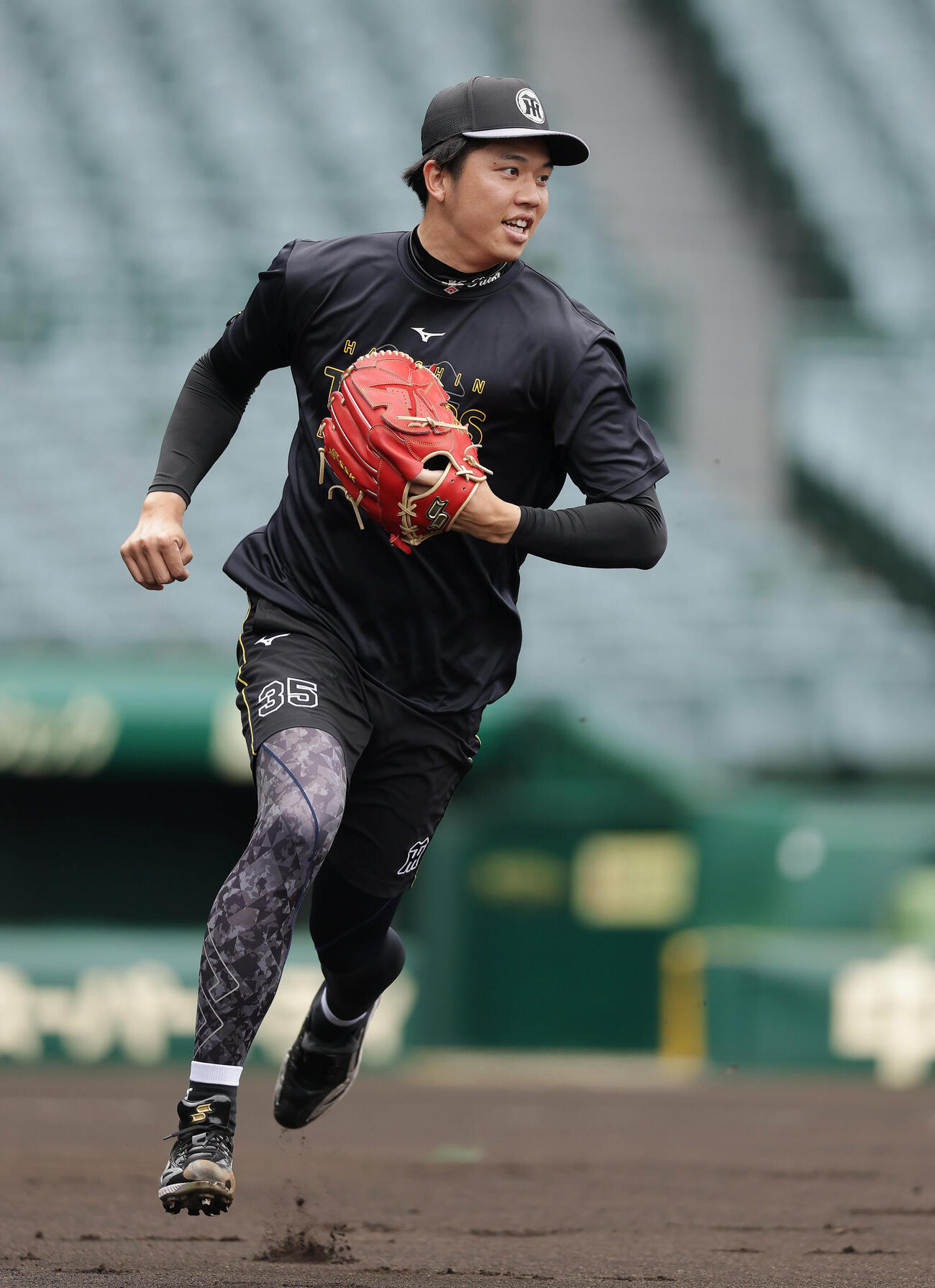 投内連係を行う阪神才木浩人（撮影・前田充）