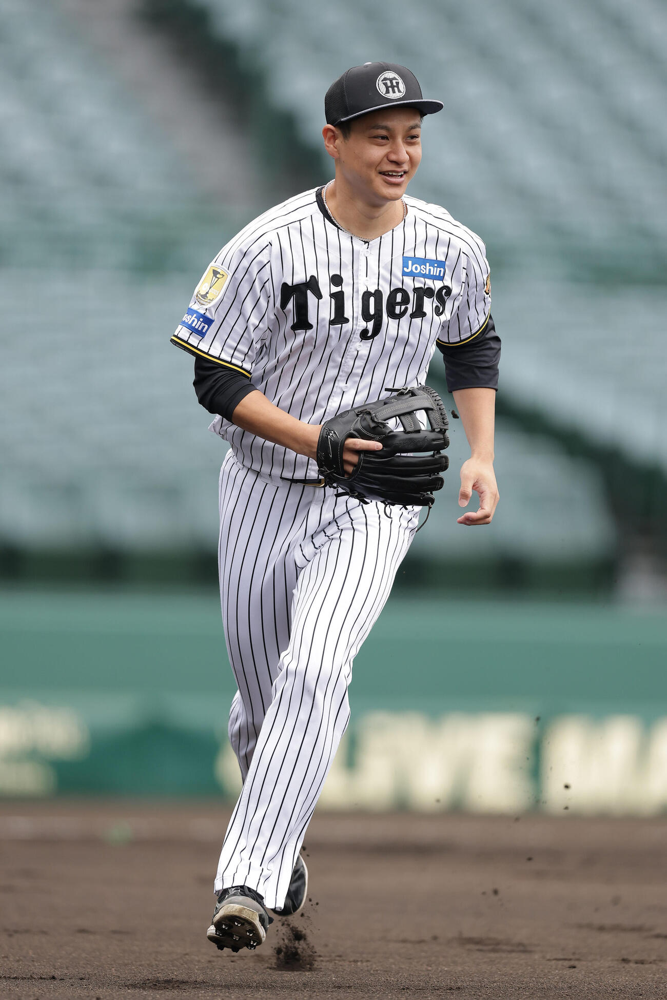 投内連係を行う阪神大竹耕太郎（撮影・前田充）