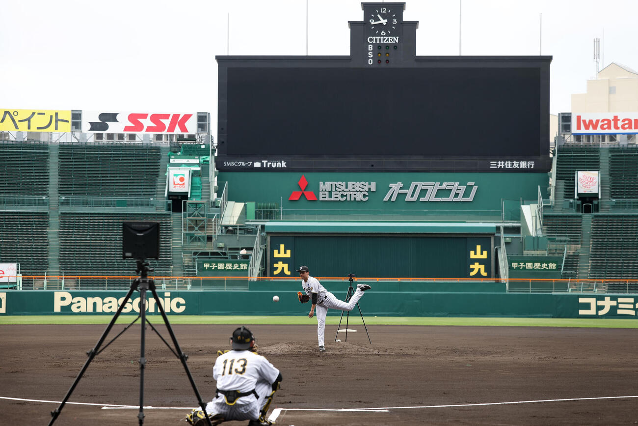 マウンドで投球練習する阪神大竹耕太郎（撮影・前田充）