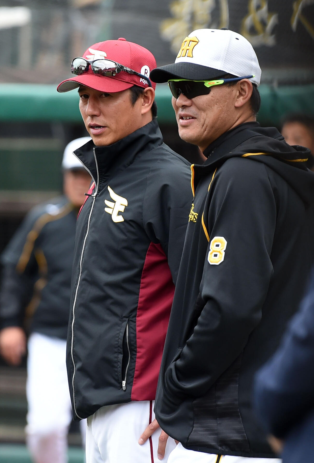 言葉を交わす平石洋介氏（左）と福留孝介氏（2018年撮影）