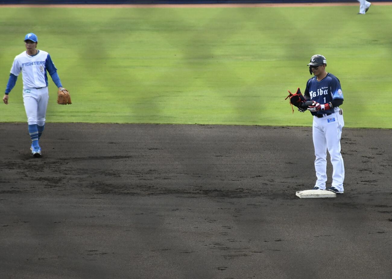 ファーム・リーグ　日本ハム－西武　1回無死満塁で左適時二塁打を放つ西武栗山巧（右）