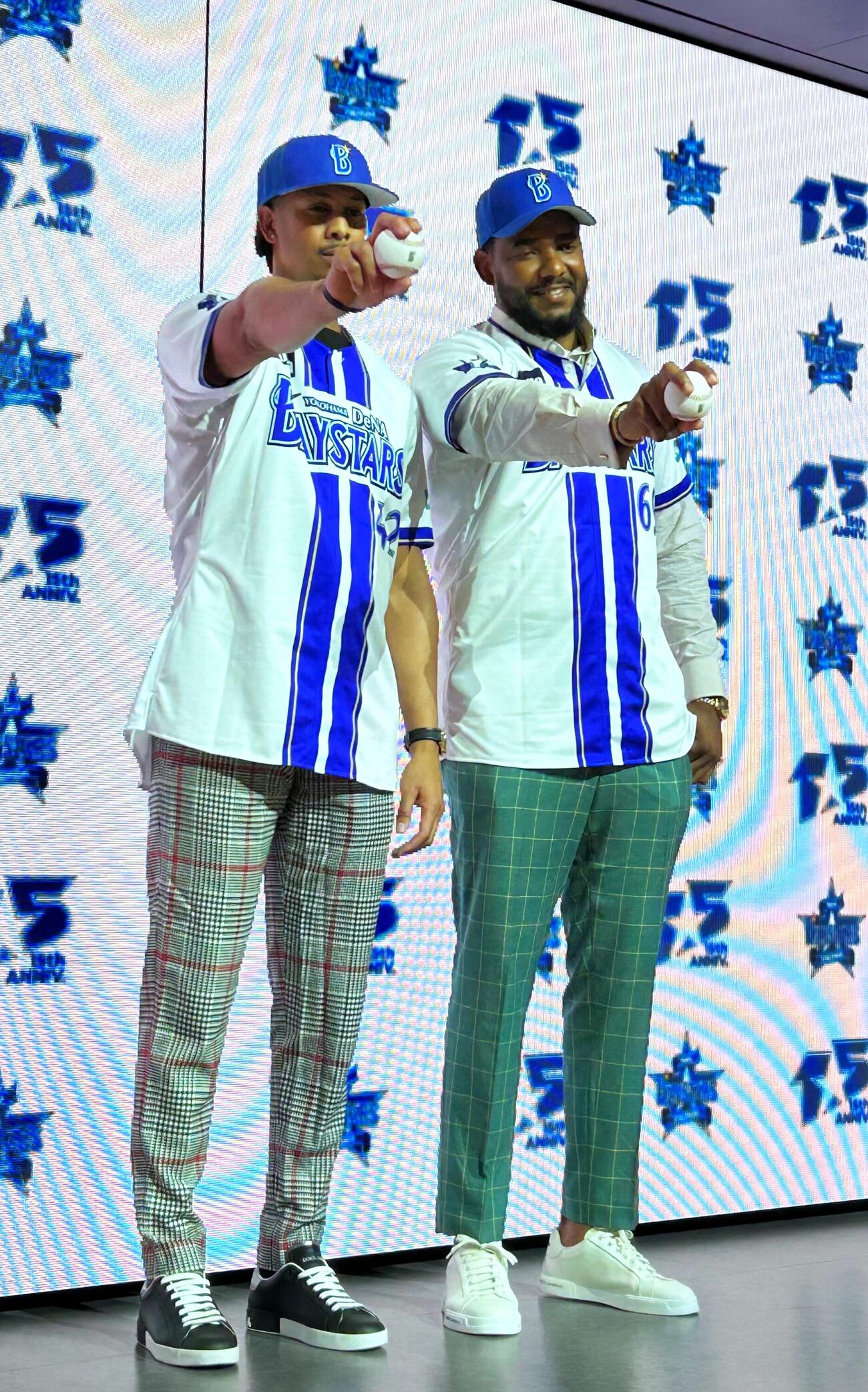 DeNAに新加入したオスバルド・ビド投手（左）とヘラル・エンカーナシオン外野手