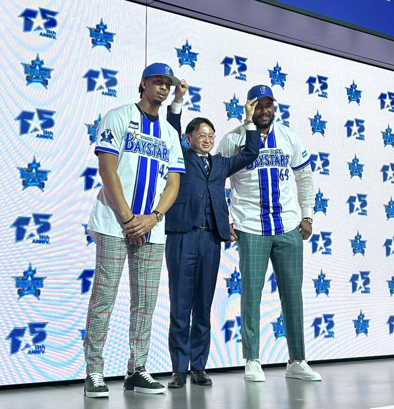 DeNAに新加入し、会見を行った左からオスバルド・ビド投手、木村洋太社長、ヘラル・エンカーナシオン外野手