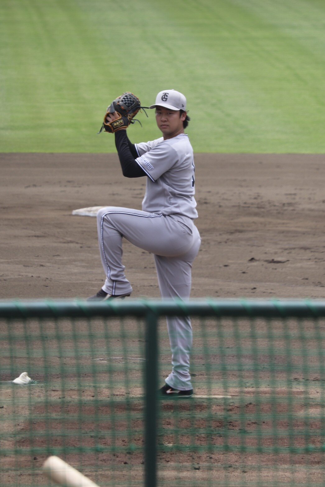 ジャイアンツ球場でライブBPに登板した巨人山崎伊織（撮影・小早川宗一郎）