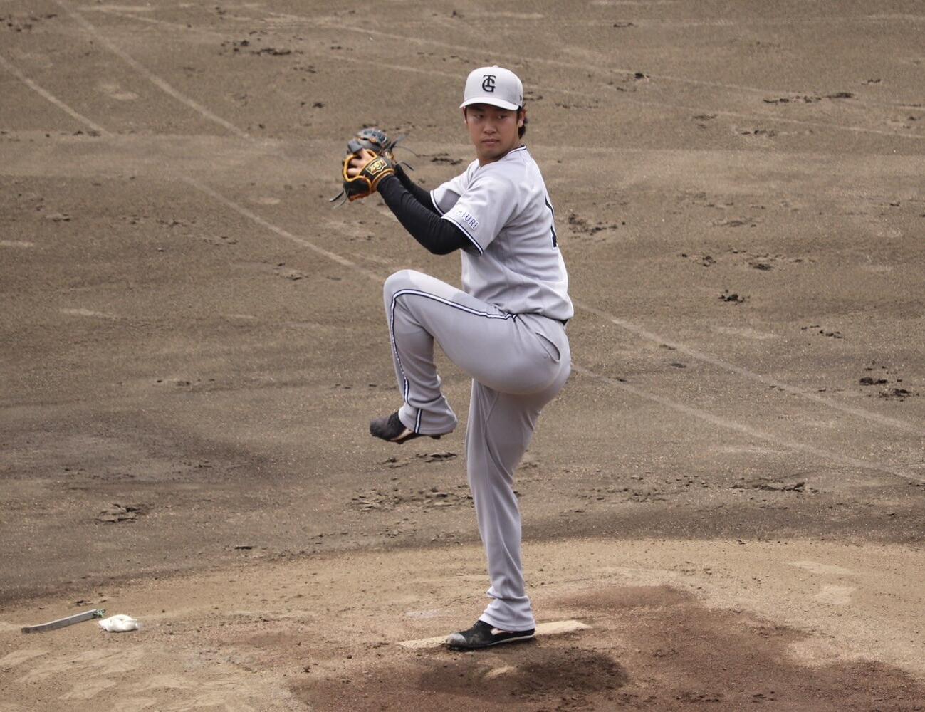 ジャイアンツ球場でライブBPに登板した巨人山崎伊織（撮影・小早川宗一郎）