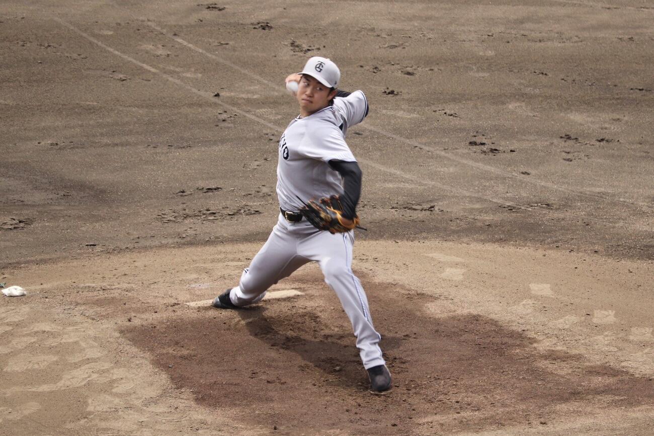 ジャイアンツ球場でライブBPに登板した巨人山崎伊織（撮影・小早川宗一郎）