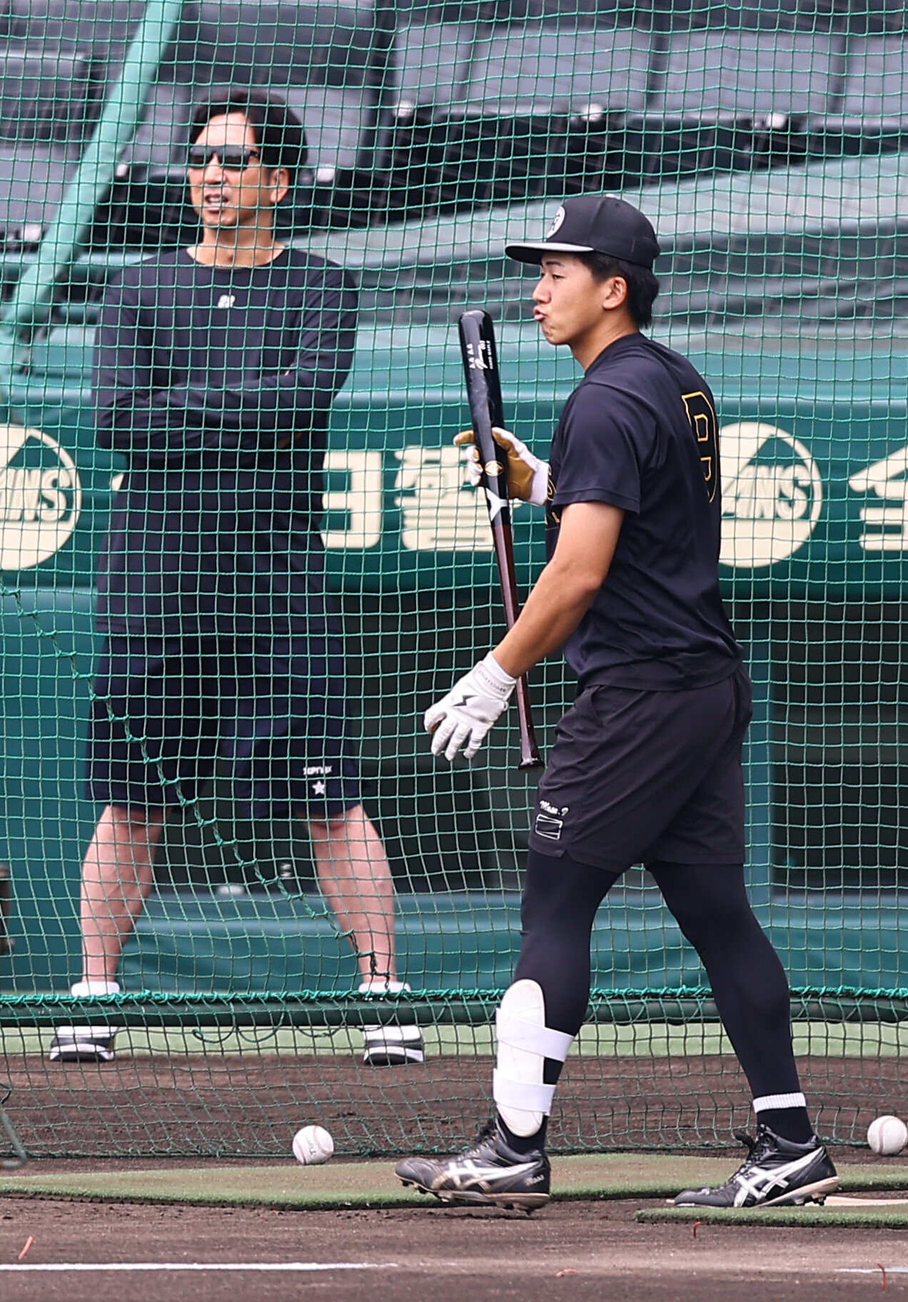 阪神対西武　藤川球児監督（左）が見守る中、早出特打で汗を流す立石正広（撮影・上田博志）