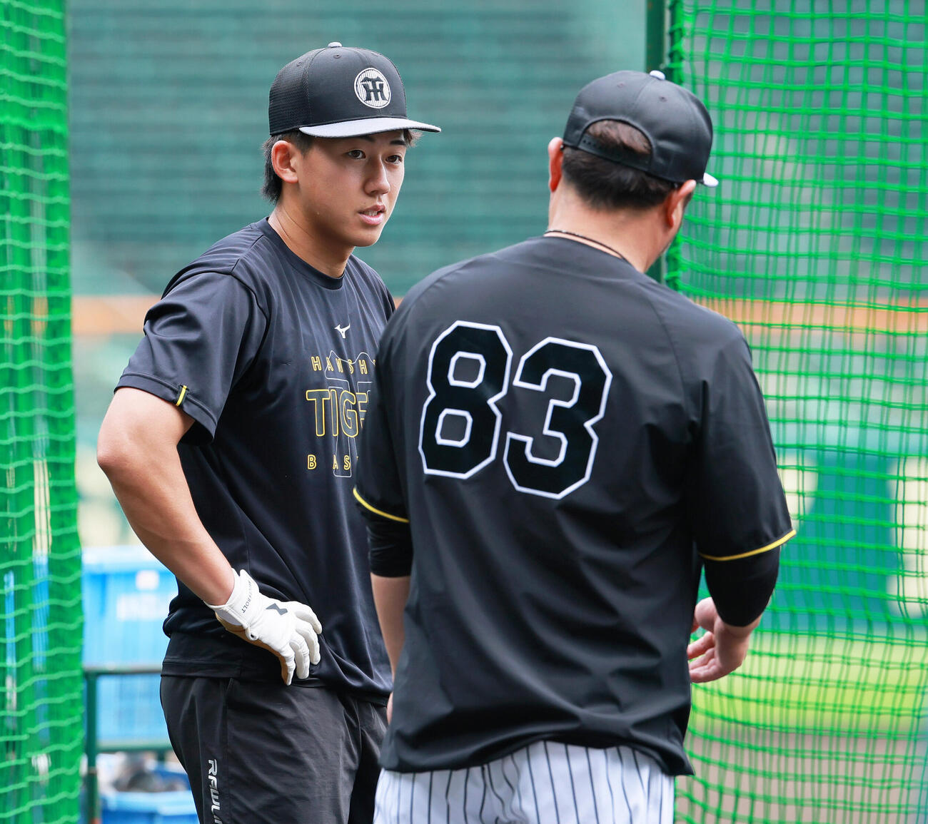 阪神対西武　阪神立石正広は小谷野栄一打撃チーフコーチの話しを聞く（撮影・上山淳一）
