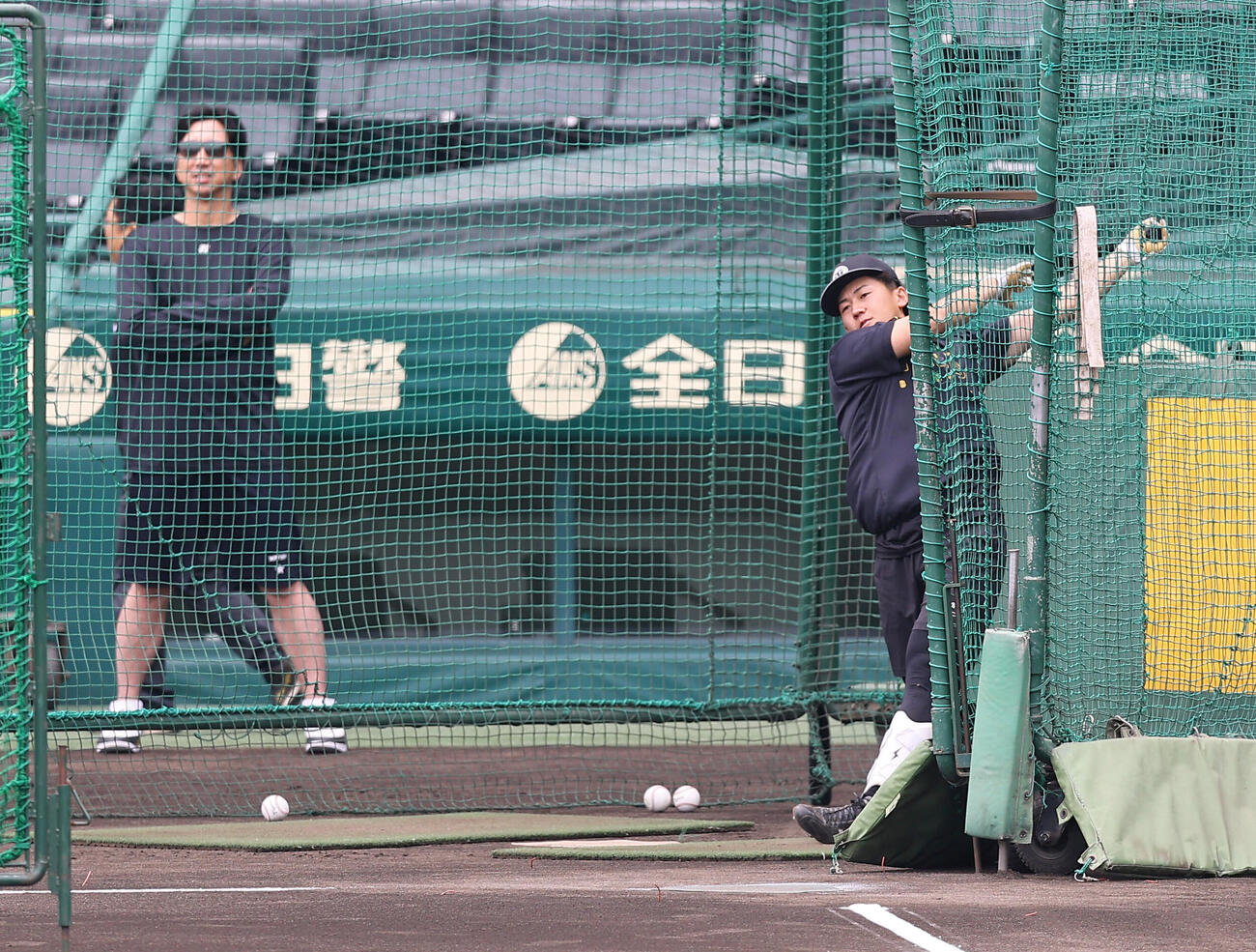 阪神対西武　藤川球児監督（左）が見守る中、早出特打で汗を流す立石正広（撮影・上田博志）