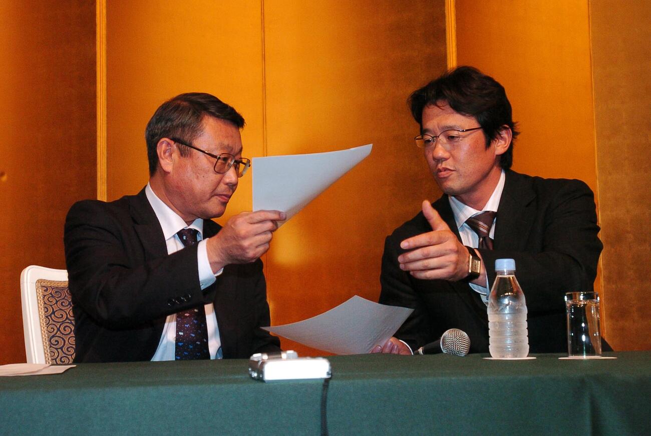 2004年9月23日、プロ野球の労使交渉を終え、合意文書を取り交わすプロ野球選手会の古田敦也会長（ヤクルト・右）とロッテ瀬戸山隆三球団代表