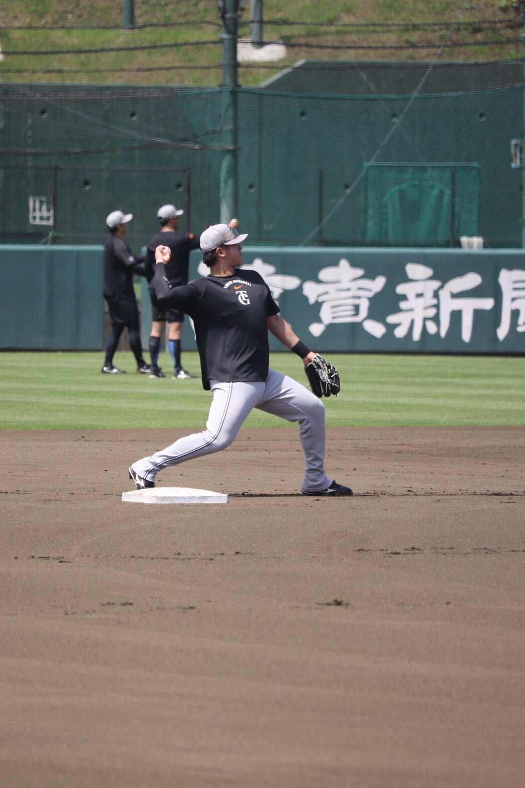 ジャイアンツ球場でノックを受ける巨人石塚裕惺（撮影・小早川宗一郎）