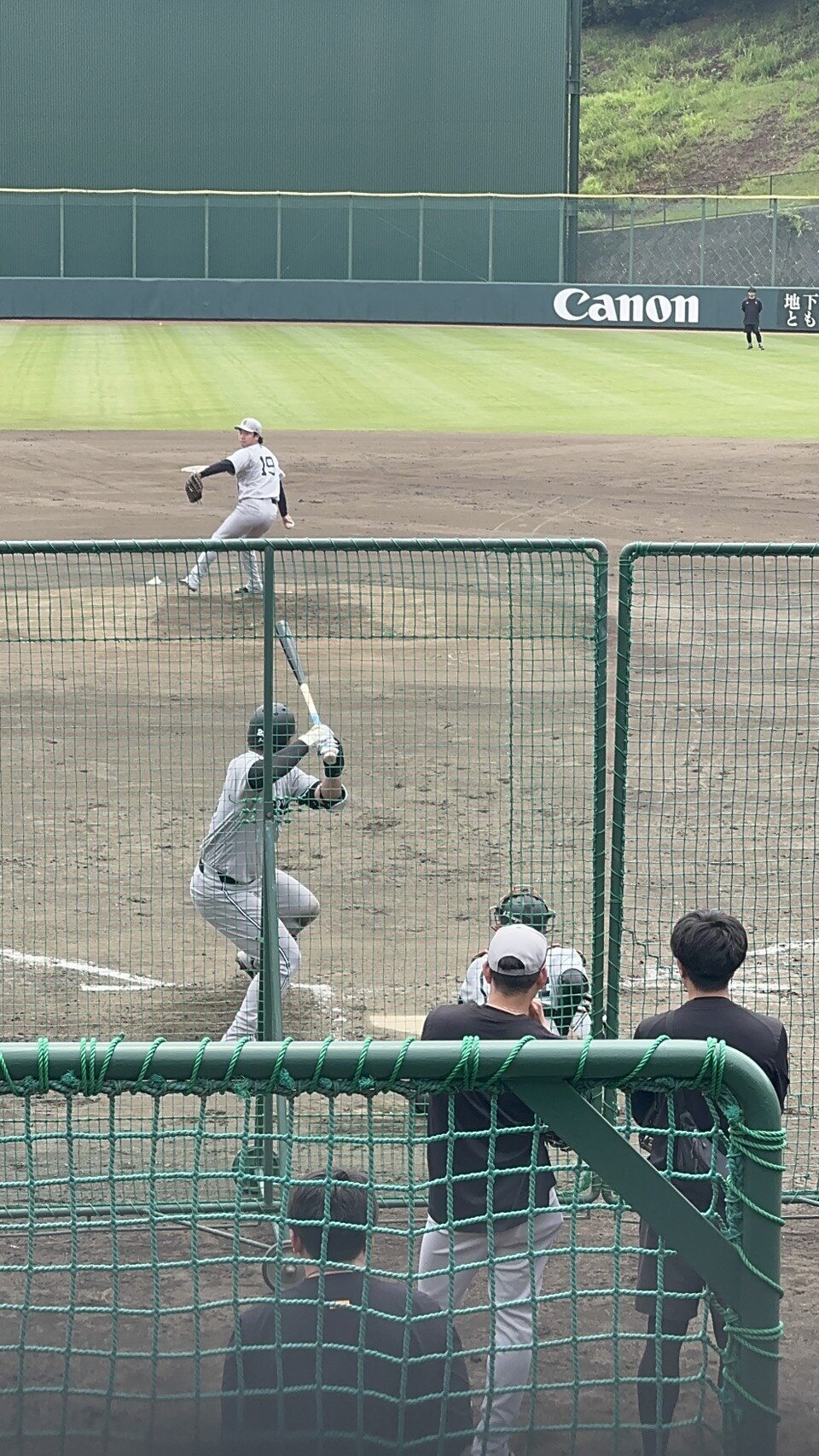 ジャイアンツ球場でライブBPに登板した巨人山崎伊織（奥)と対戦する石塚裕惺（撮影・小早川宗一郎）