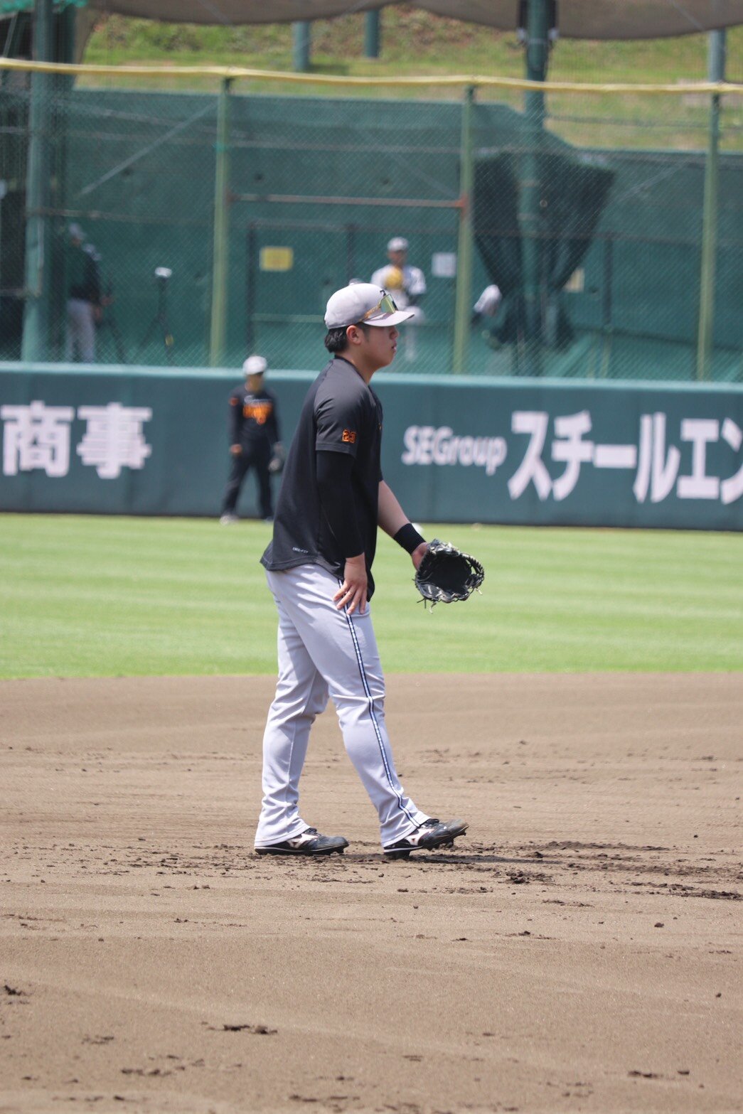 ジャイアンツ球場でノックを受ける巨人石塚裕惺（撮影・小早川宗一郎）