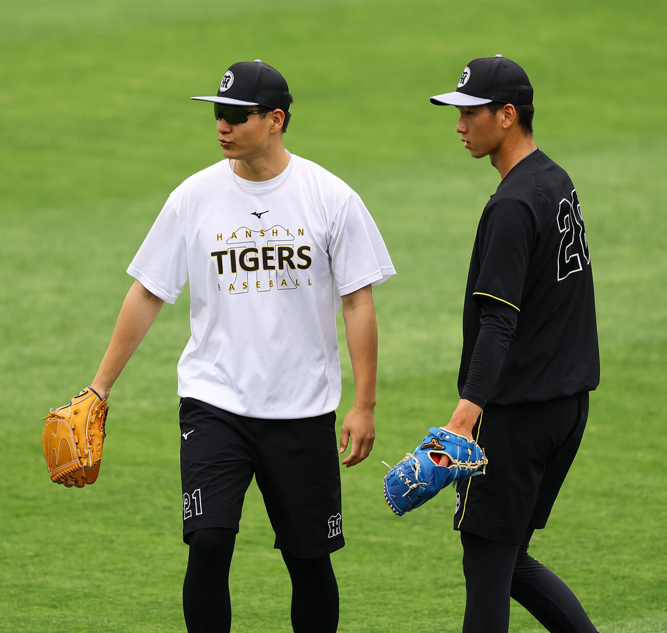 阪神対西武　今朝丸裕喜（右）はキャッチボールを終えた大竹耕太郎と話をする（撮影・上田博志）