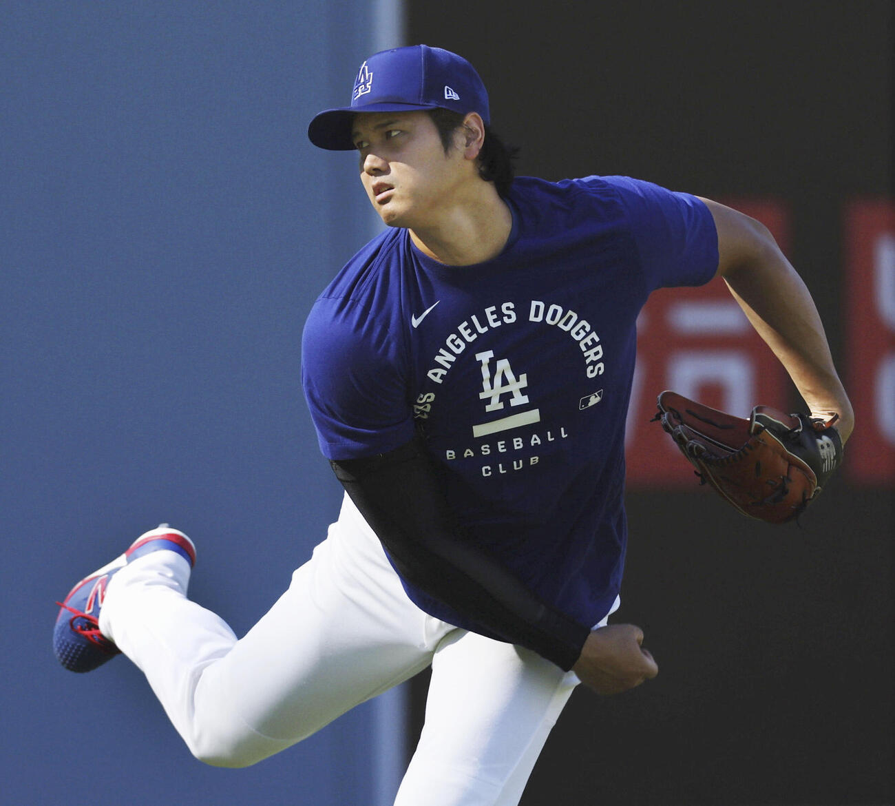 調整するドジャース大谷（共同）