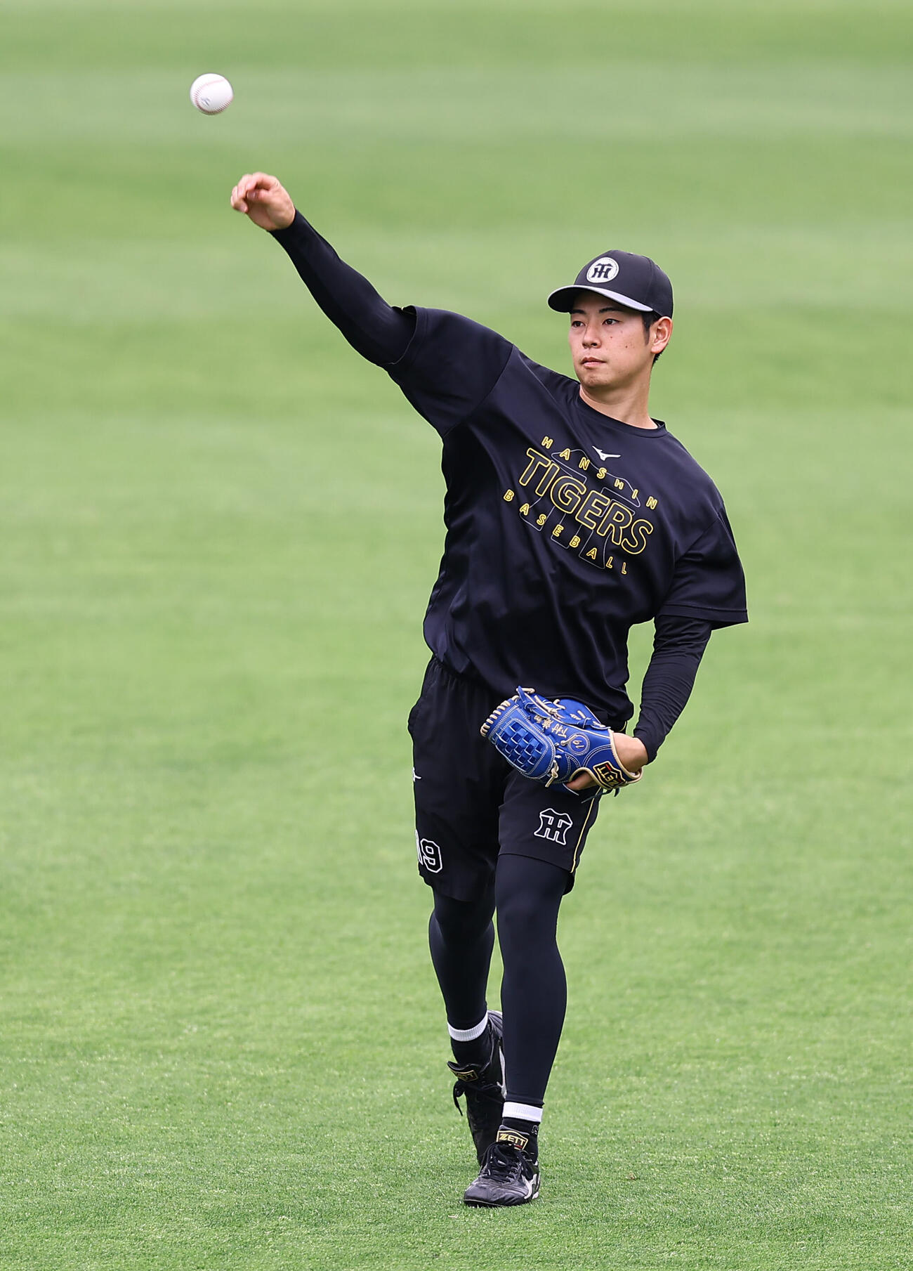 阪神対西武　キャッチボールをする下村海翔（撮影・上田博志）