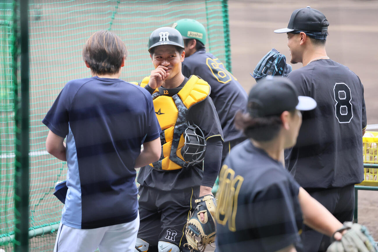 試合前に談笑する、左から西武源田壮亮、阪神坂本誠志郎、阪神佐藤輝明（撮影・宮崎幸一）