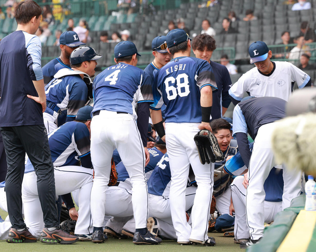 阪神対西武　試合前、ベンチの前で円陣を組む西武ナイン（撮影・上山淳一）