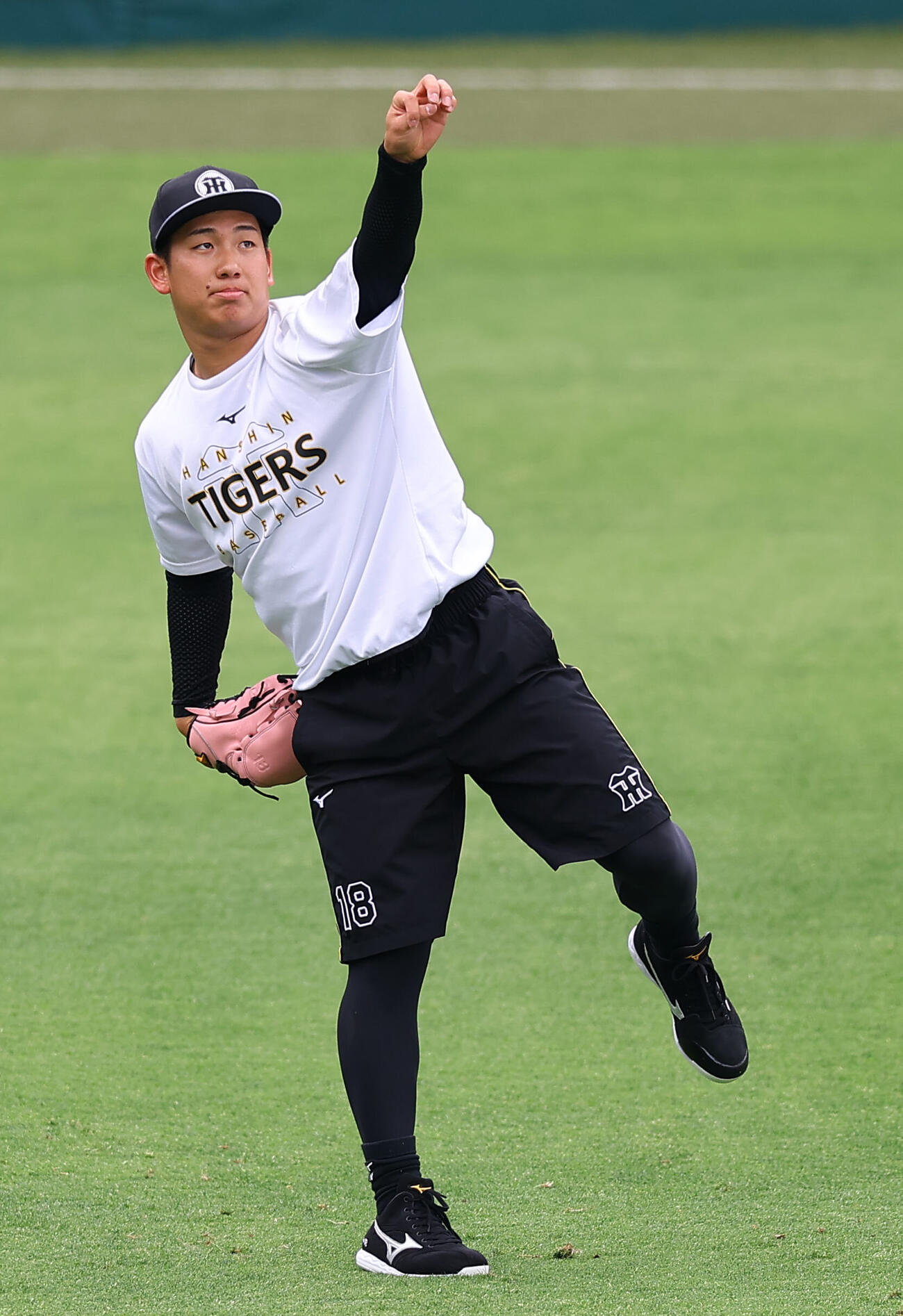阪神対西武　キャッチボールをする伊原陵人（撮影・上田博志）