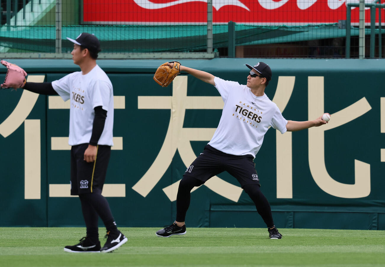 キャッチボールする阪神大竹耕太郎。左は伊原陵人（撮影・宮崎幸一）