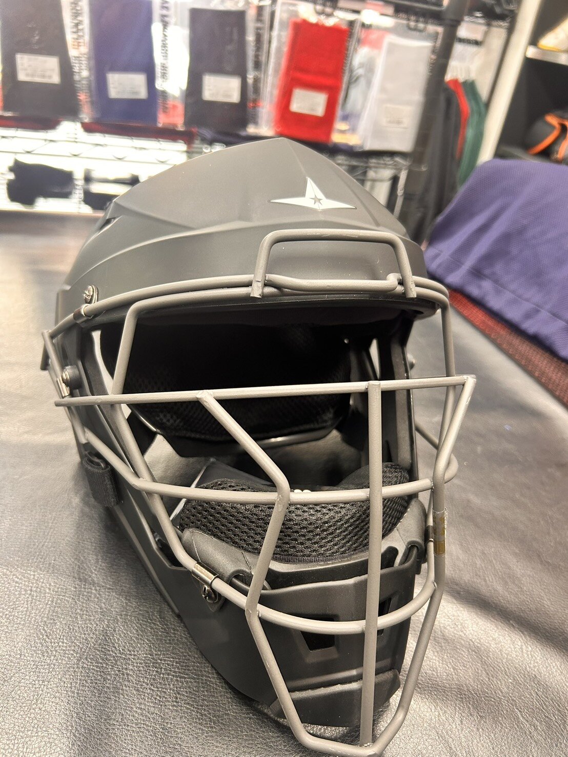 ALL－STAR JAPANが手がけるヘルメット型マスク（撮影・平山連）