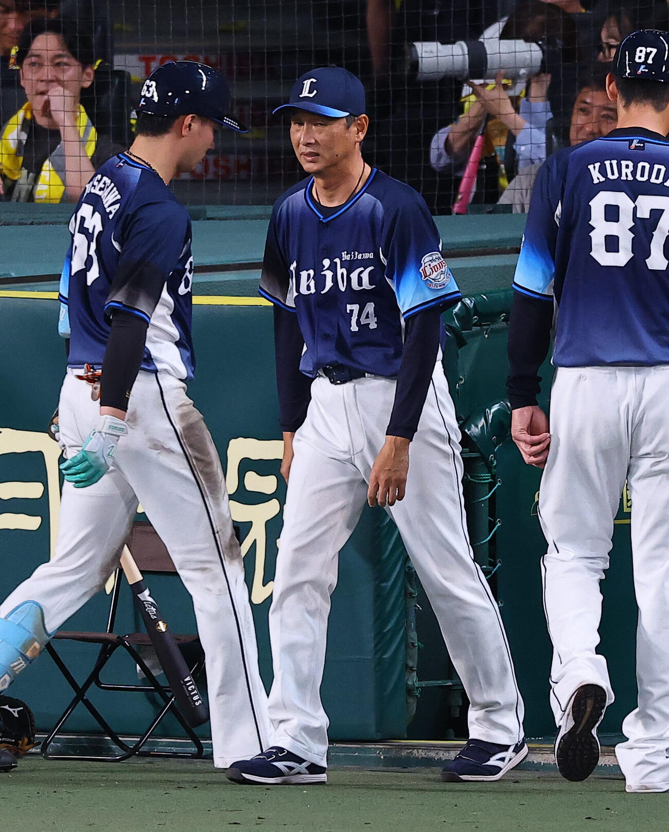 阪神対西武　選手交代を告げる西口文也監督（撮影・上田博志).