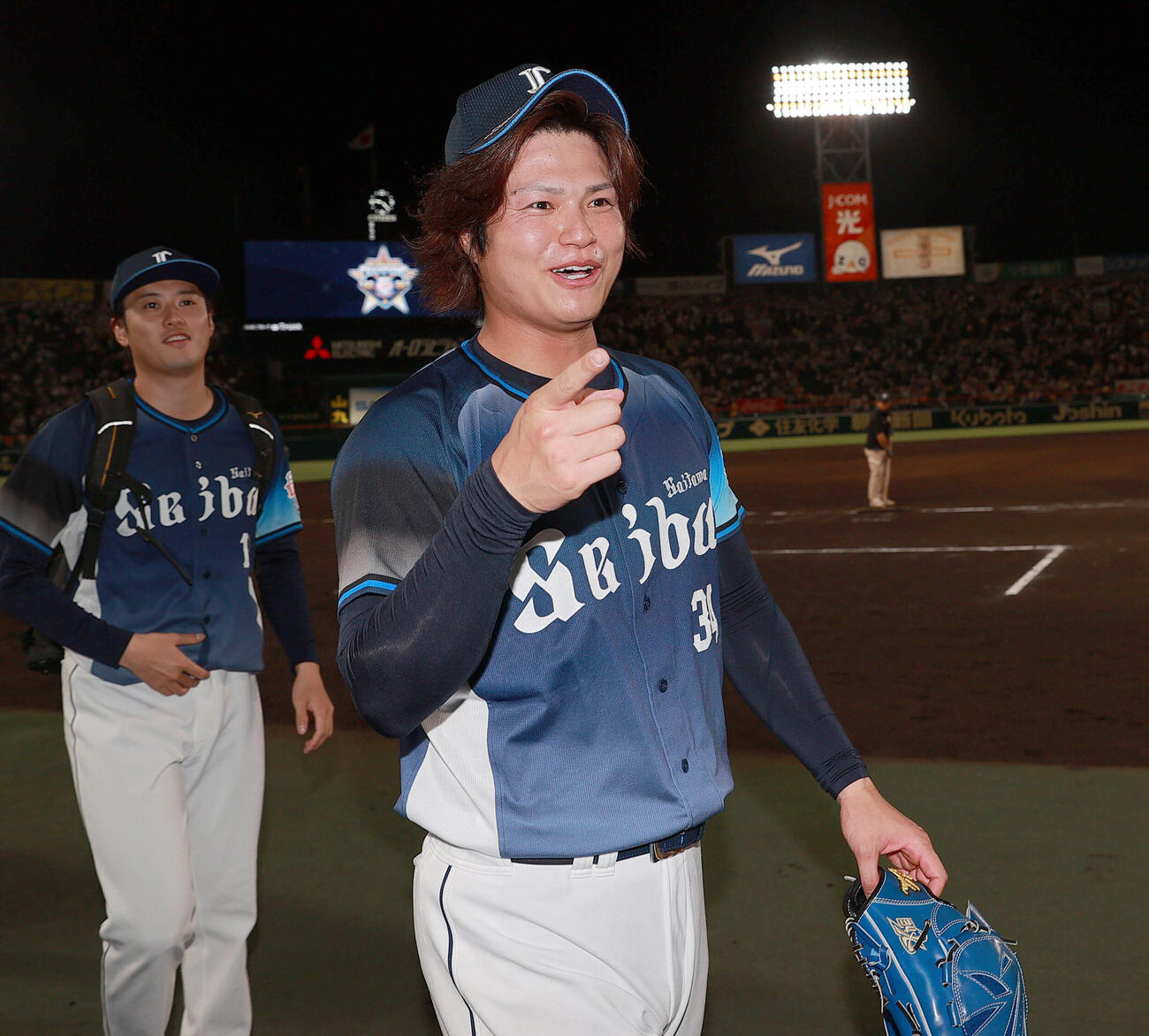 阪神対西武　交流戦優勝を決め、喜びを分かち合う西武甲斐野央（手前）（撮影・上山淳一）