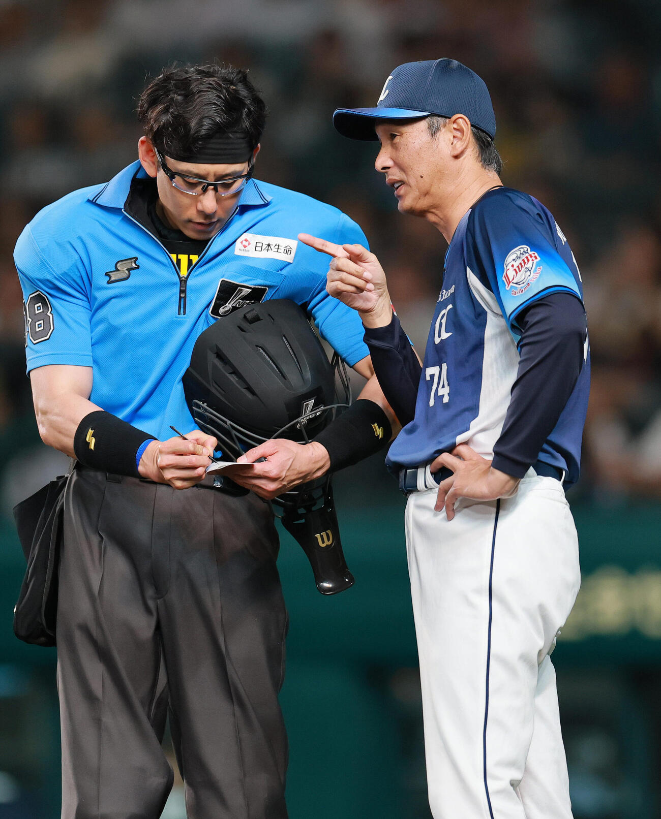 阪神対西武　9回表を終え、西武西口文也監督（右）は球審に交代を告げる（撮影・上山淳一）＝2026年6月16日