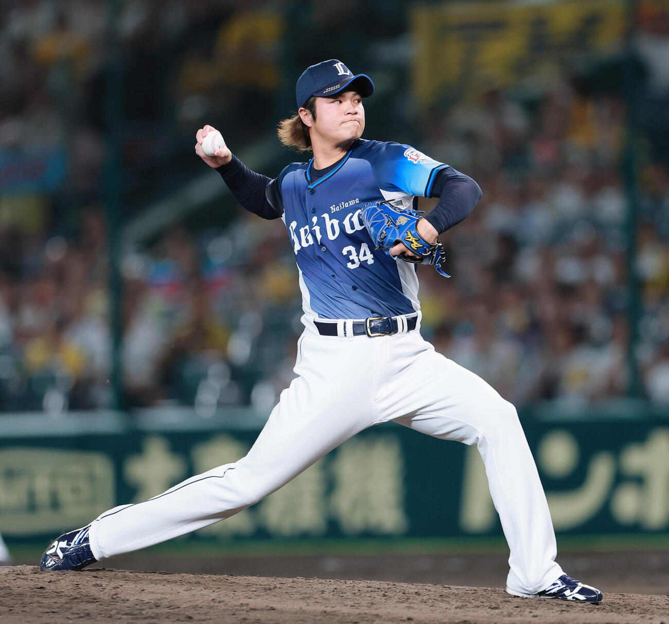 阪神対西武　9回から3番手で登板し力投する西武甲斐野央（撮影・上山淳一）