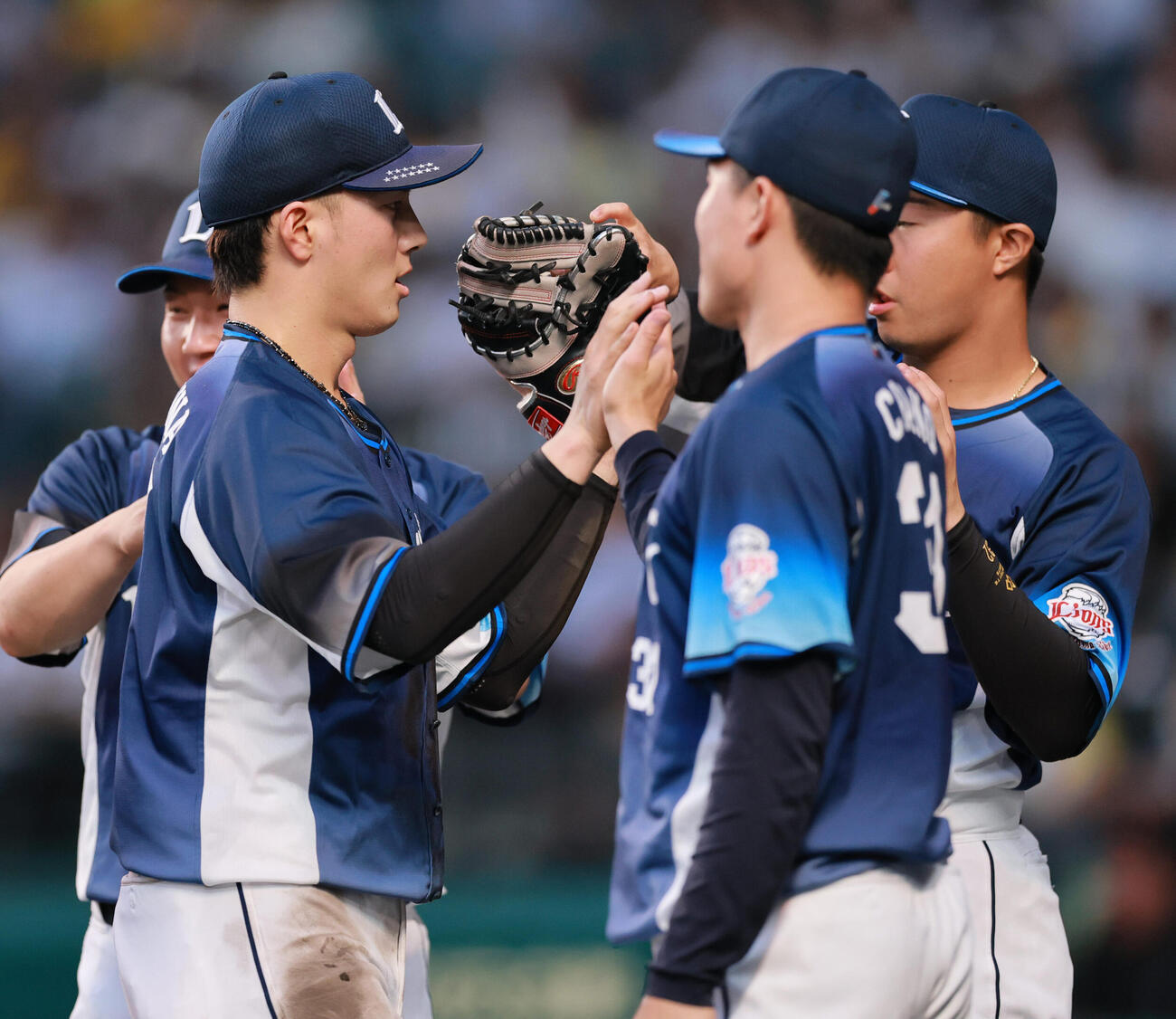 阪神対西武　3回裏阪神2死二塁、長谷川信哉（左）は森下翔太の一ゴロを好捕し出迎えを受ける（撮影・上山淳一）