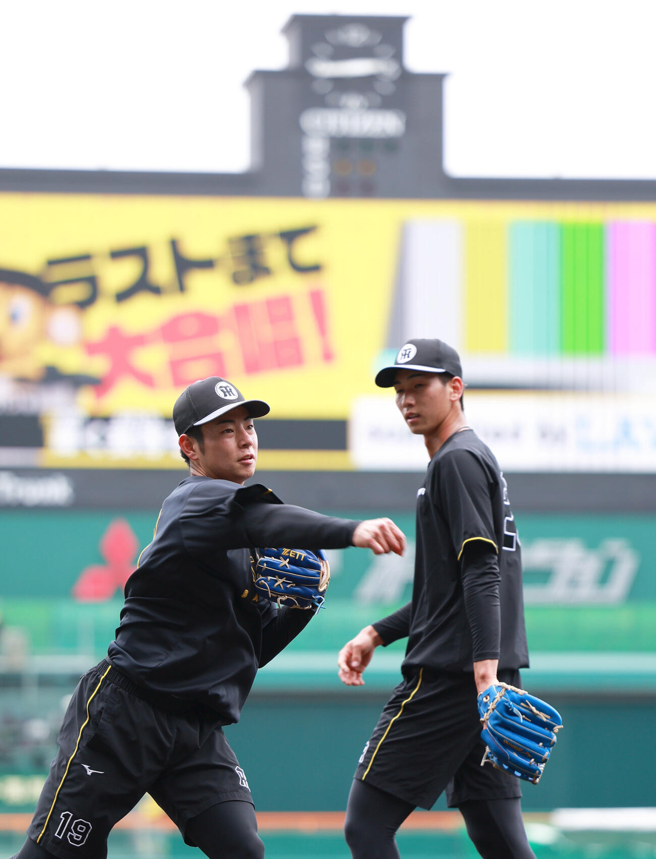 阪神対西武　試合前の練習でノックを受ける下村海翔（左）と今朝丸裕喜（撮影・上山淳一）