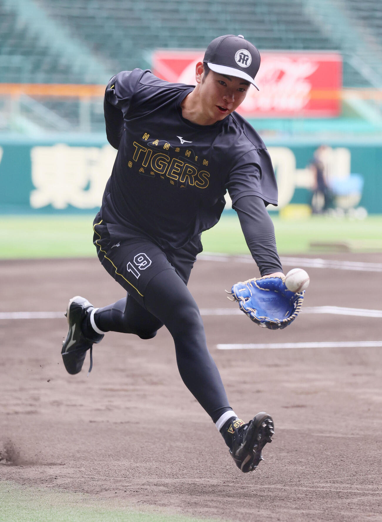 ノックを受ける阪神下村海翔（撮影・宮崎幸一）
