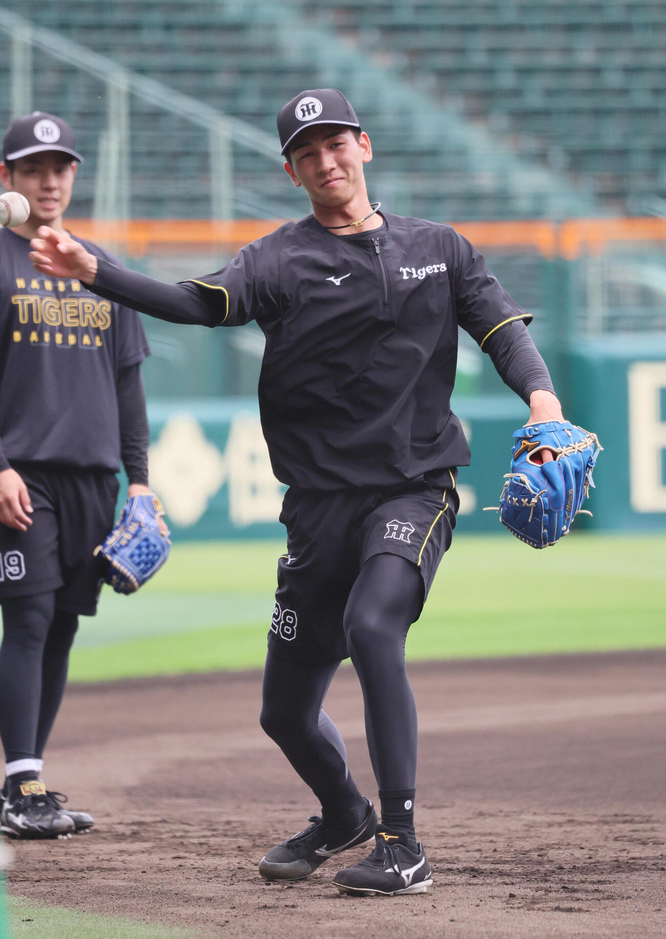 ノックを受ける阪神今朝丸裕喜（撮影・宮崎幸一）
