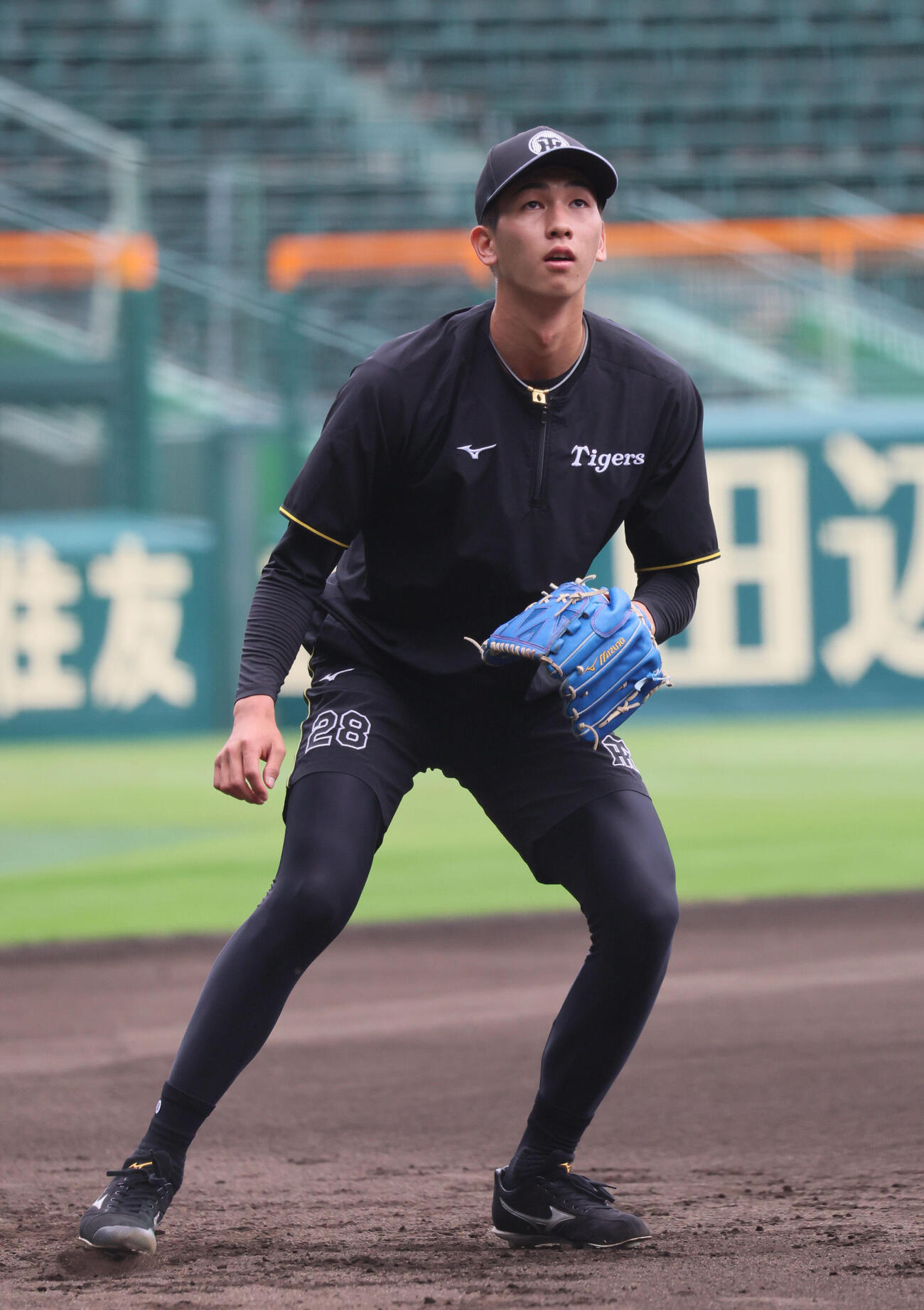 ノックを受ける阪神今朝丸裕喜（撮影・宮崎幸一）
