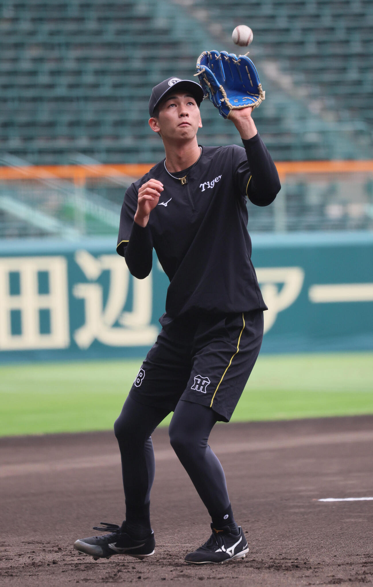 ノックを受ける阪神今朝丸裕喜（撮影・宮崎幸一）