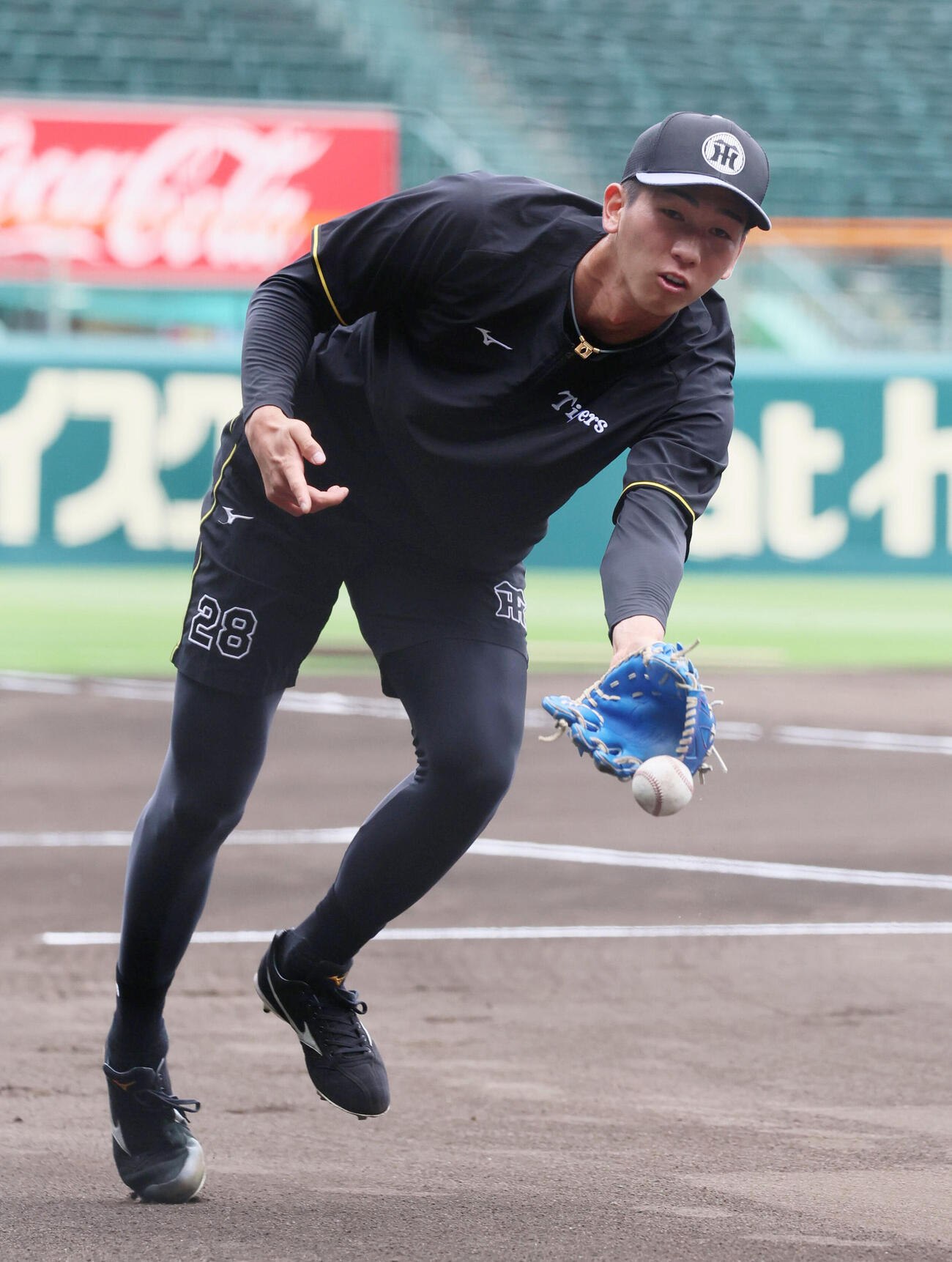 ノックを受ける阪神今朝丸裕喜（撮影・宮崎幸一）
