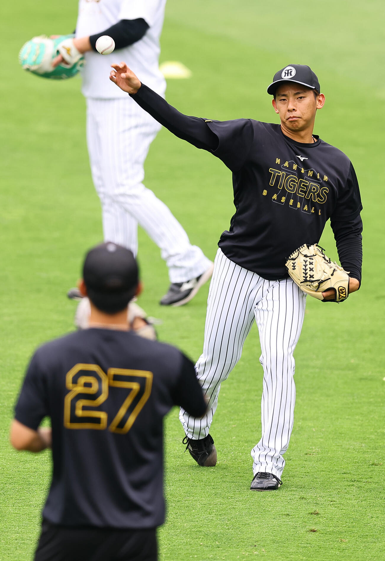 阪神対西武　キャッチボールをする神宮僚介（撮影・上田博志）
