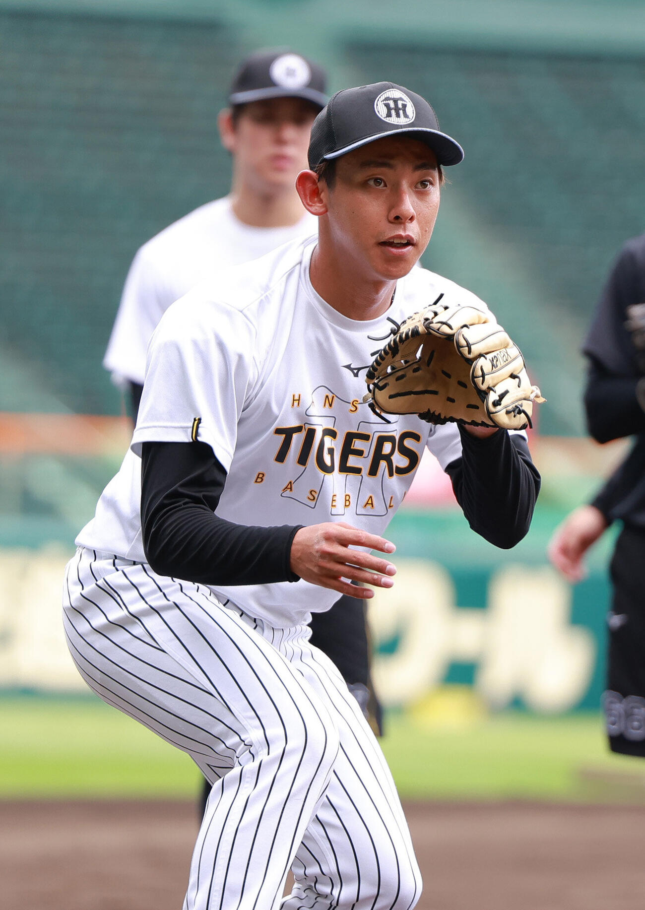 阪神対西武　試合前の練習でノックを受ける阪神神宮僚介（撮影・上山淳一）