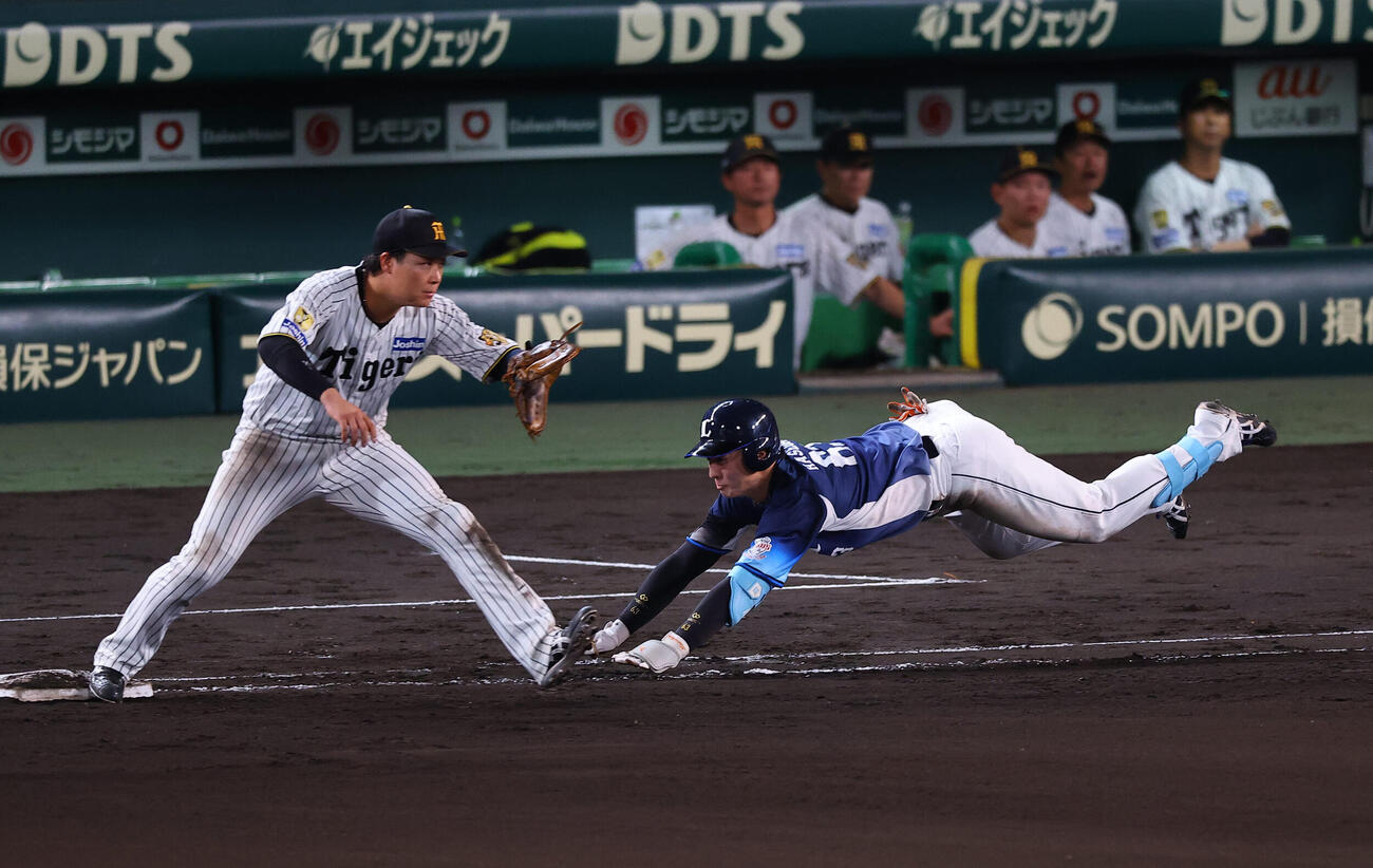 阪神対西武　8回表西武1死、長谷川信哉は内野安打を放つ（撮影・上田博志)